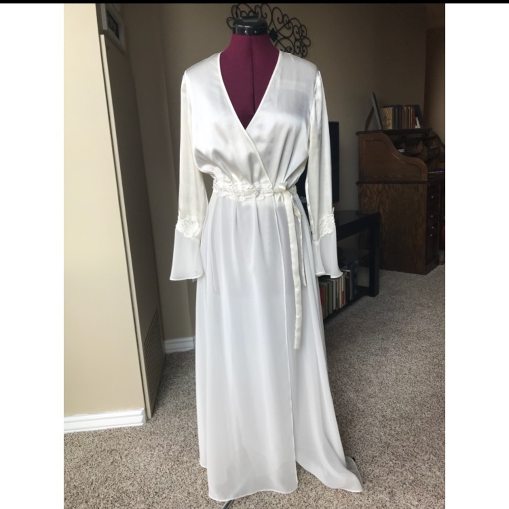 Luxurious White Satin Robe Lace Detailed